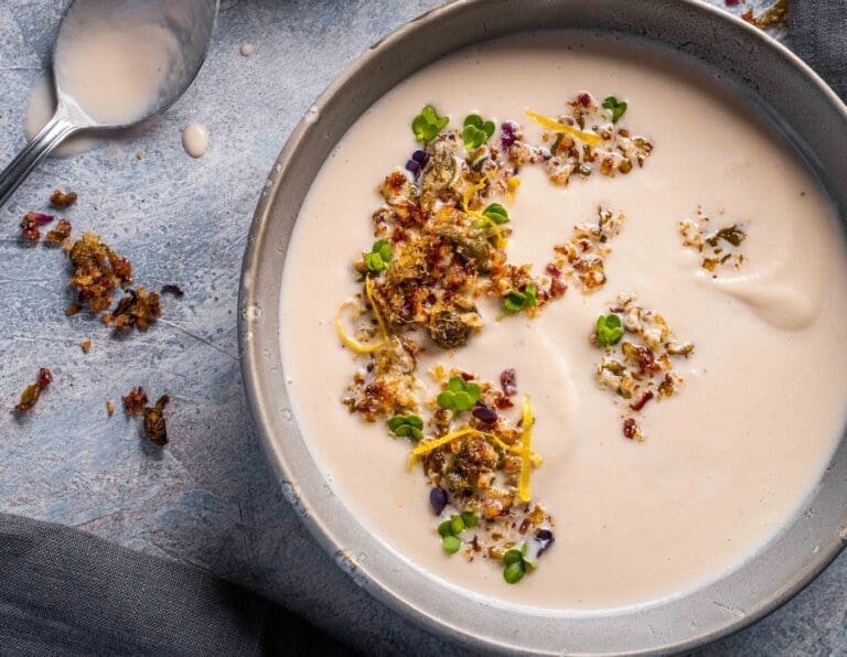 Vegane Blumenkohlsuppe mit zitroniger Zwiebel-Kapern-Gremulata