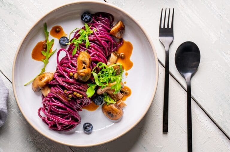 Vegane Heidelbeer-Pasta mit Pfannenpilzen und Pfefferrahm
