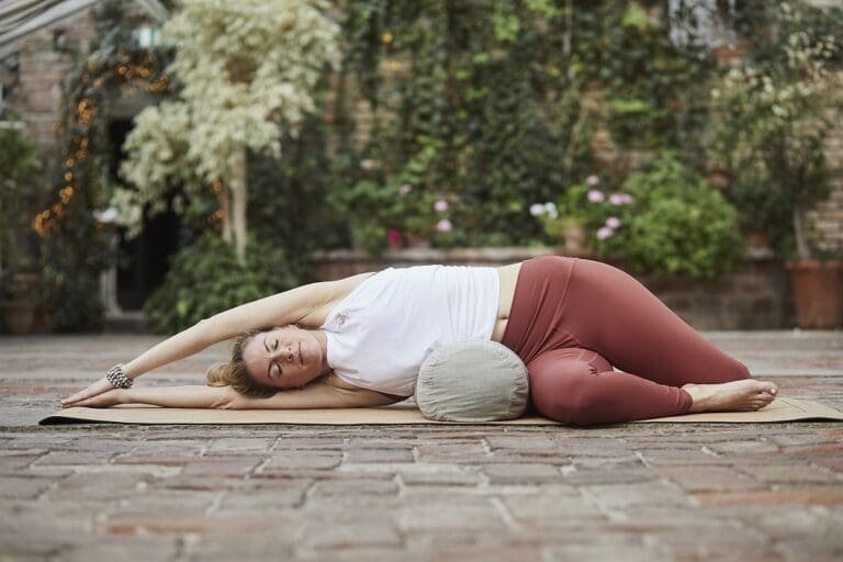 Yogasequenz zum Podcast #72 Yin Yoga für einen guten Schlaf – mit Helga Baumgartner