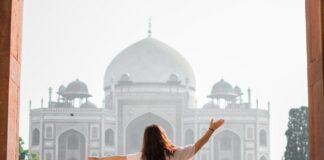 Frau steht vor Taj Mahal in iIndien