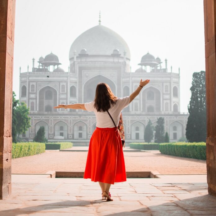 Frau steht vor Taj Mahal in iIndien