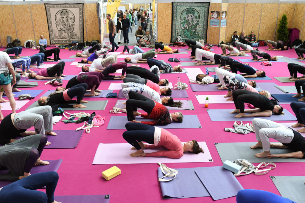 Übe Yoga auf der  YogaWorld Messe Stuttgart