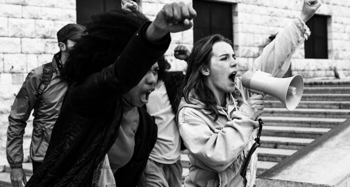 Frauen protestieren auf der Straße Politik