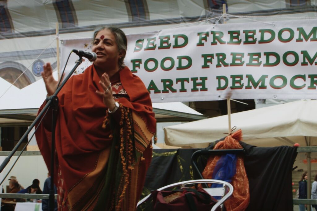 Die Aktivistin bei einer Rede (aus der Doku „Vandana Shiva – Ein Leben für die Erde“)