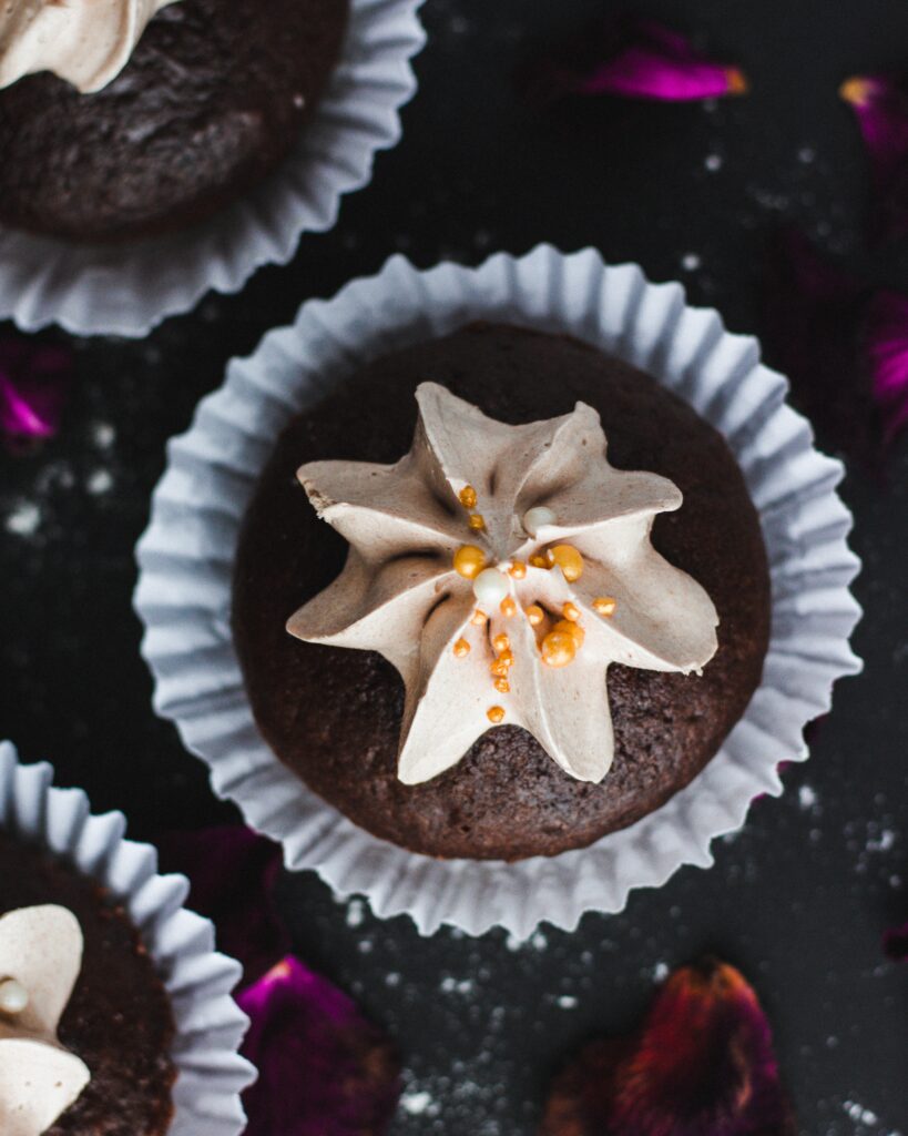 festliches Menü: Schoko-Kaffee-Muffins mit Eis-Stern