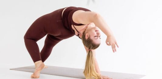 lena jungmann wild thing yogapose