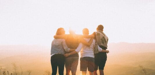 freunde halten sich in den armen