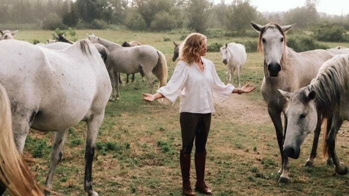 ESCAPADE Live – Pferdegestütztes Coaching mit Marie Bäumer und NEUE WEGE