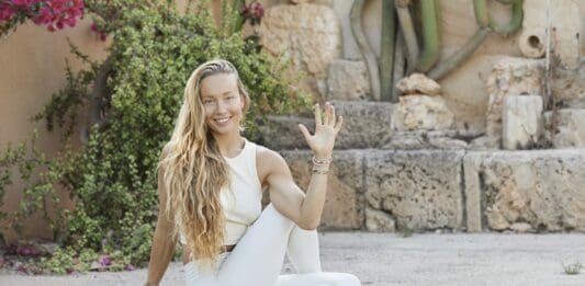 Lara Schäffer in Ardha Matsyendrasana