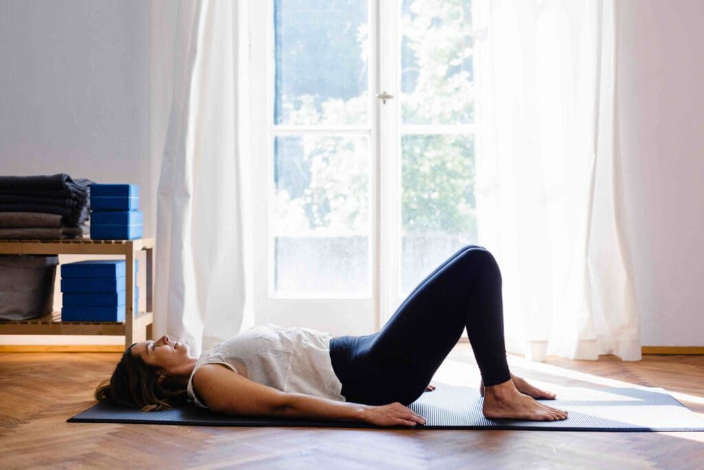 Katze-Kuh in Rückenlage, Lizzie Lasater, Somatic Strength