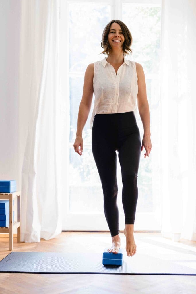 Hüft-Balance auf dem Block, Lizzie Lasater, Somatic Strength Training