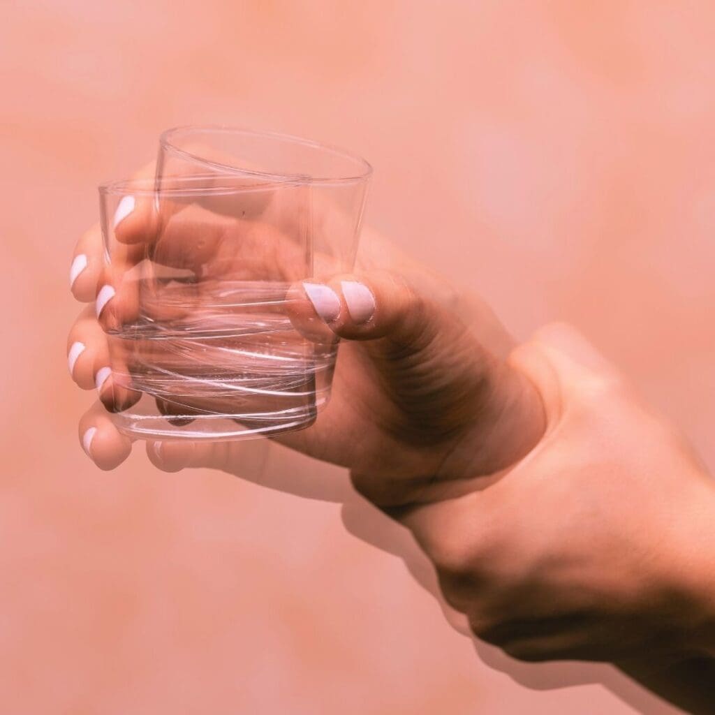 Yoga bei Parkinson, Symbolbild, zitternde Hände, Wirestock von Getty Images