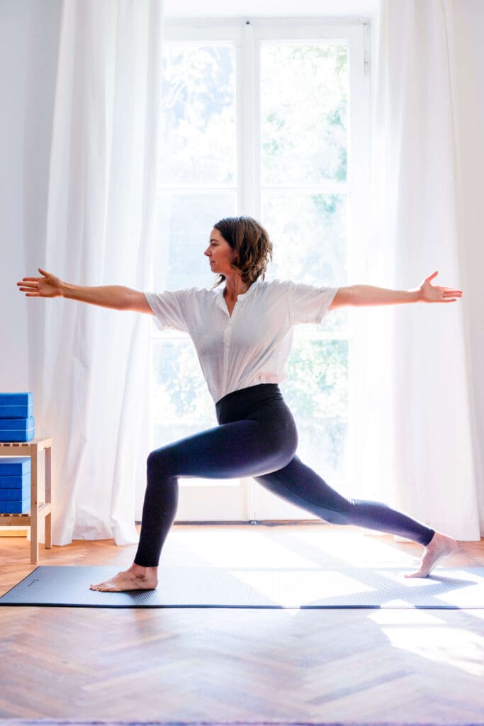 Lizzie Lasater, Heldenhaltung 1 dynamisch mit Blick nach vorne, Core Somatic Strength