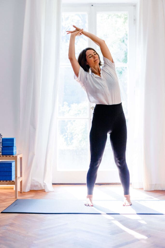 Lizzie Lasater, Seitbeuge im Stehen, Somatic Strength, Core-Sequenz