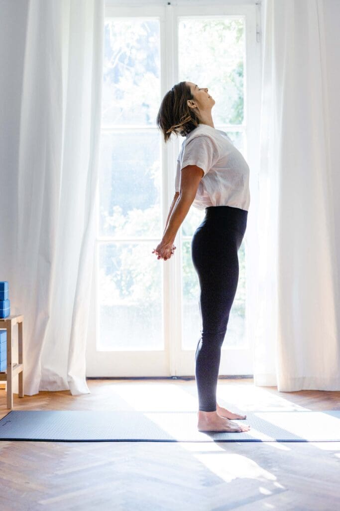 Lizzie Lasater, Yoga Berghaltung mit Herzöffnung, Somatic Strength Sequenz für den Core