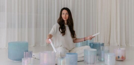 Olivia Leicht: Sound Healing & Kristallklangschalen Ausbildung in der YogaWorld Academy