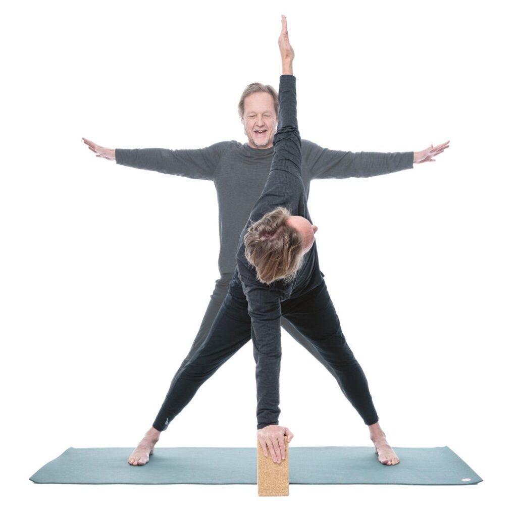 Patrick Broome, Übung 11 dynamisch gedrehte Vorwärtsbeuge