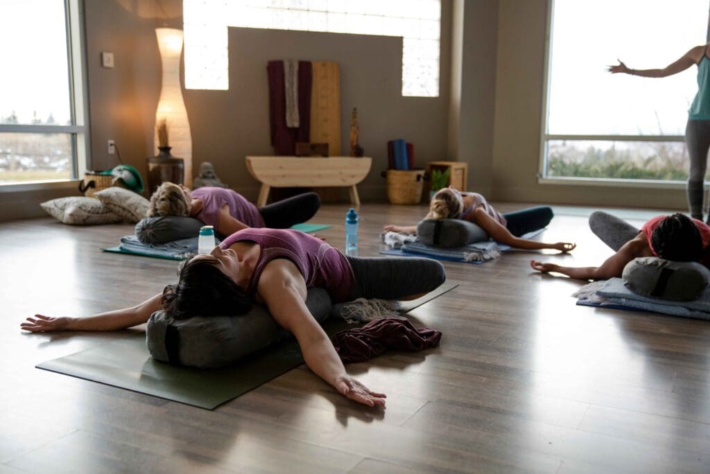 Menschen auf Yogamatten in der Entspannung, Symbolbild, Hero Images von Getty Images