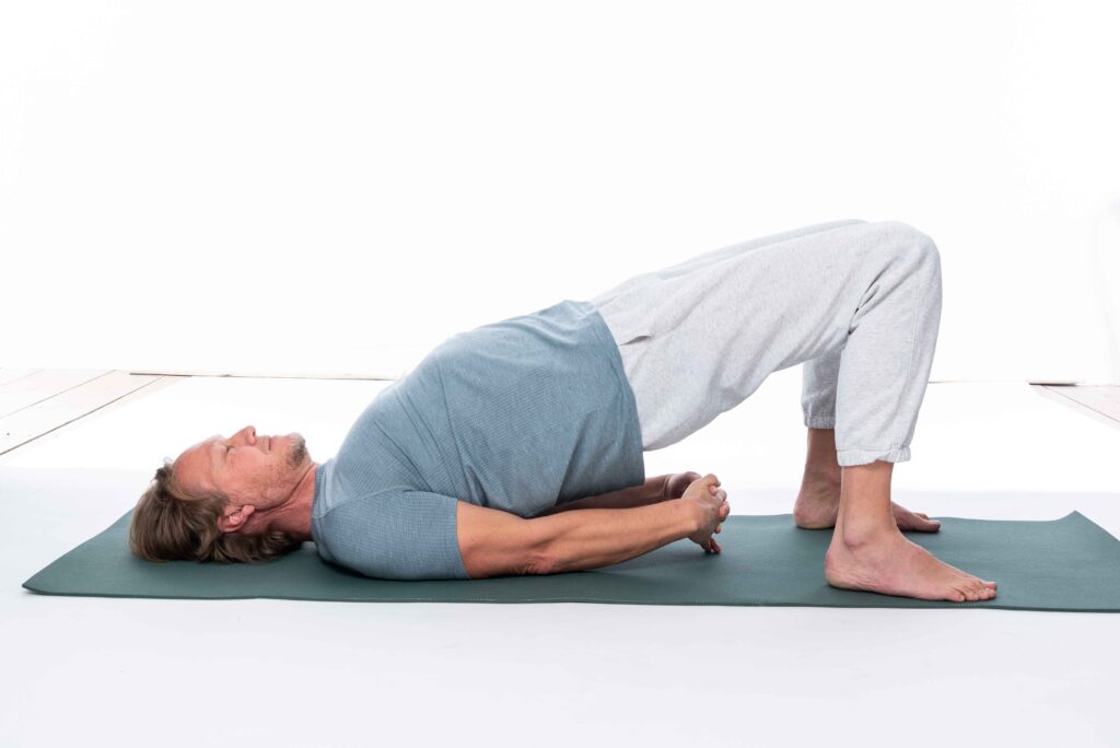 Patrick Broome, Dynamische Schulterbrücke Yogaübung, Sonnenpraxis