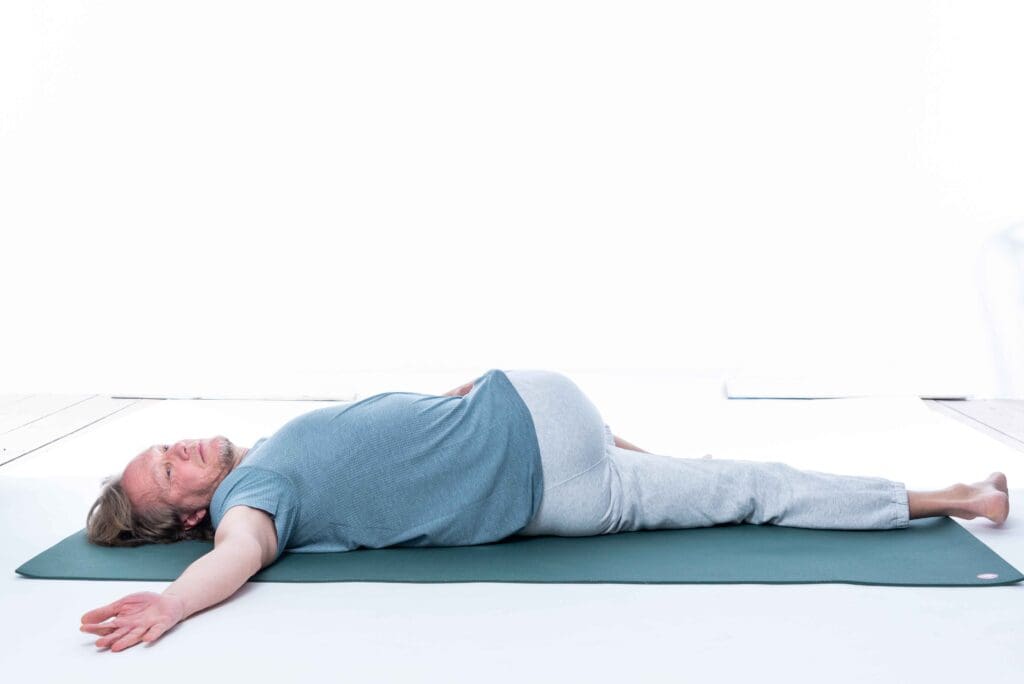 Patrick Broome, Liegender Twist Yogaübung