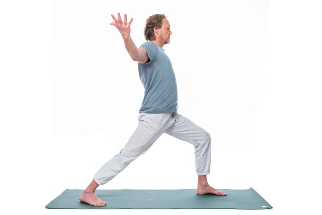 Patrick Broome, Yogaübung Dynamischer Krieger 1