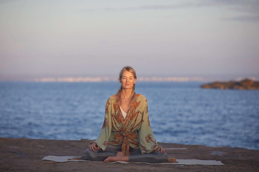 Annika Isterling, Meditationssitz, Strand, Meer, Yogamatte