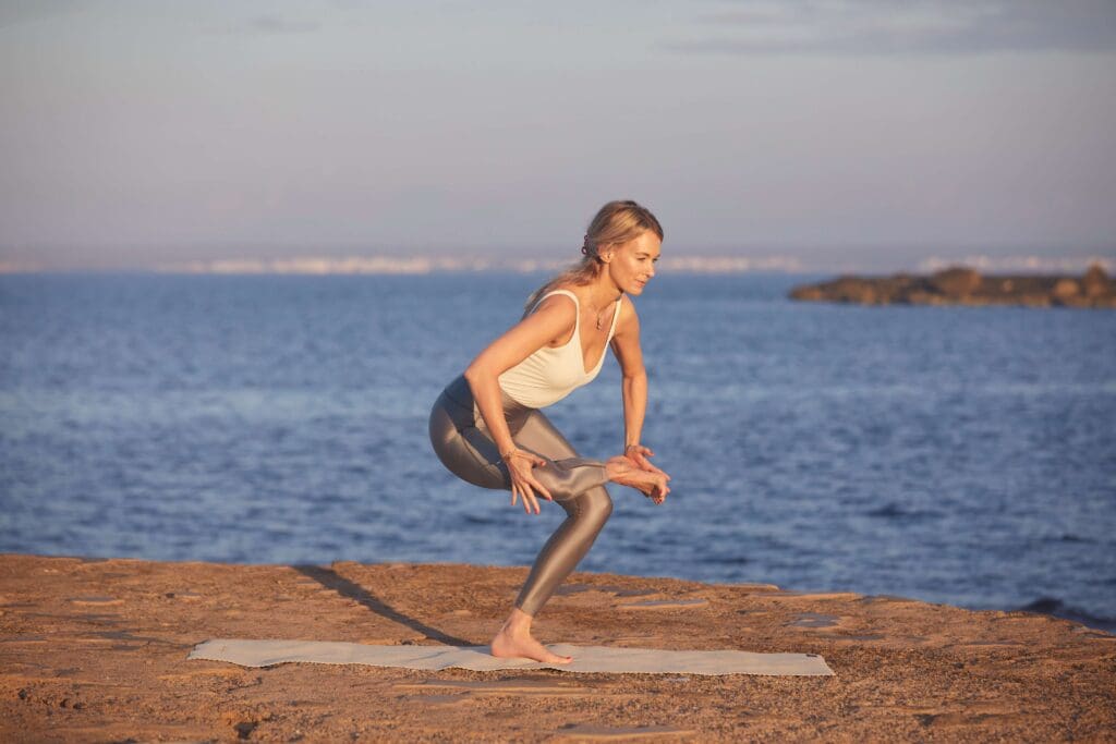Annika Isterling, stehende Taube Asana, Strand, Meer, Yoga 