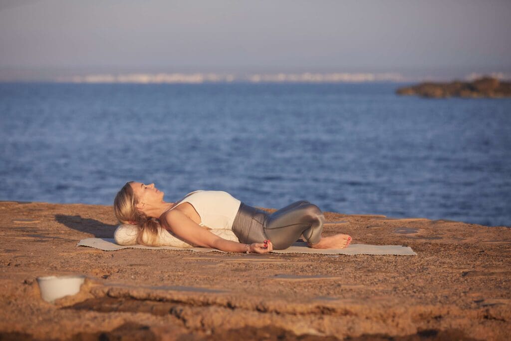 Yoga, restorativer liegender Winkel Pose, Annika Isterling