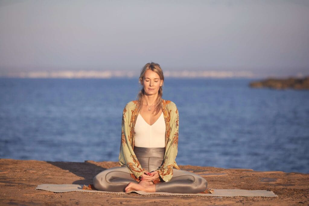 Meditationspose, Annika Isterling, am Strand, Herzöffner