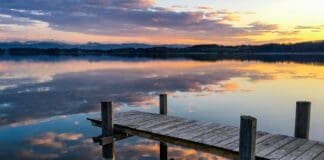 Stille Steg am See bei Sonnenuntergang
