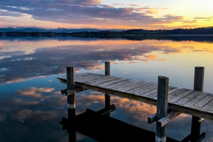 Stille Steg am See bei Sonnenuntergang