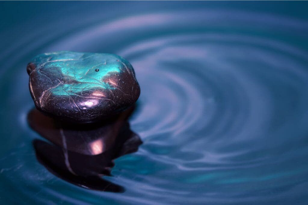 Stein im Wasser, Meditation für Gelassenheit, Credit: kvkirillov von Getty Images via Canva, Symbolbild