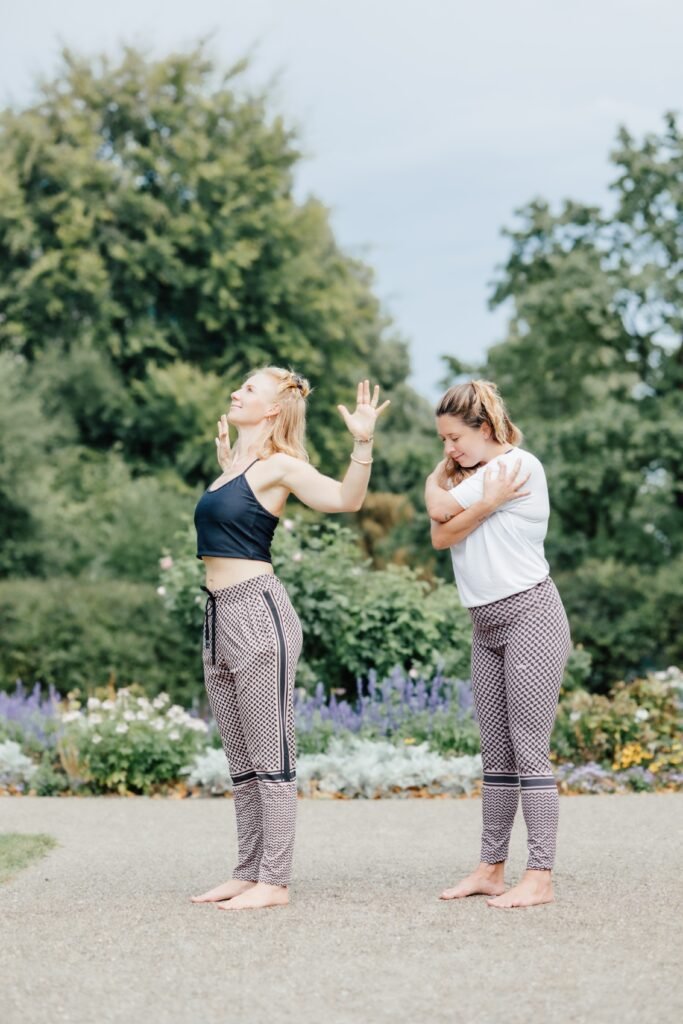 Yoga Kaktushaltung und Umarmung, Gina Weber, Terry Brackmann, Yoga Flow, Spring Glow