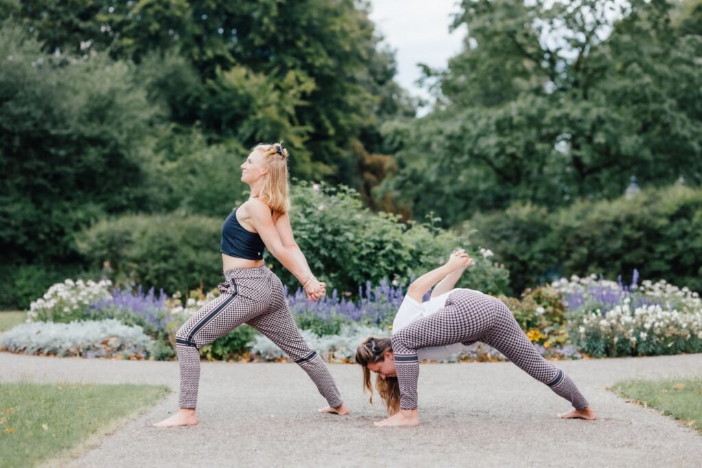 Yoga dynamisch geübter demütiger Krieger, Gina Weber, Terry Brackmann, Spring Glow Flow