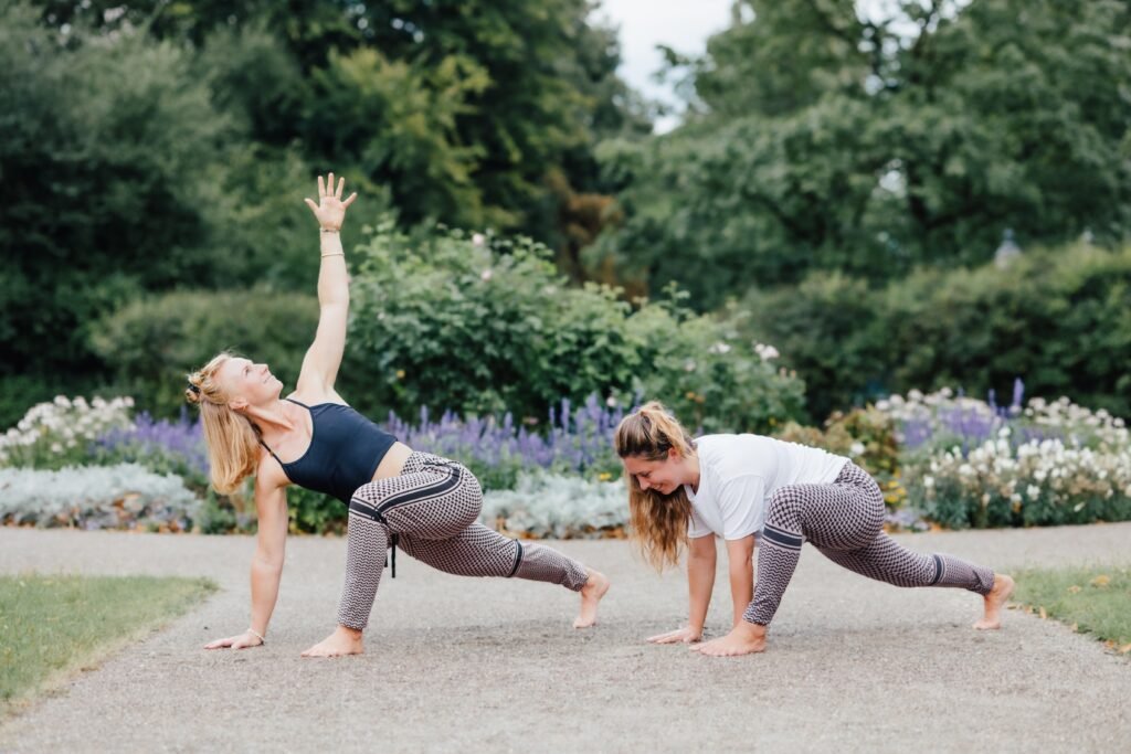 Yoga tiefer Ausfallschritt und gedrehter Ausfallschritt, Gina Weber, Terry Brackmann