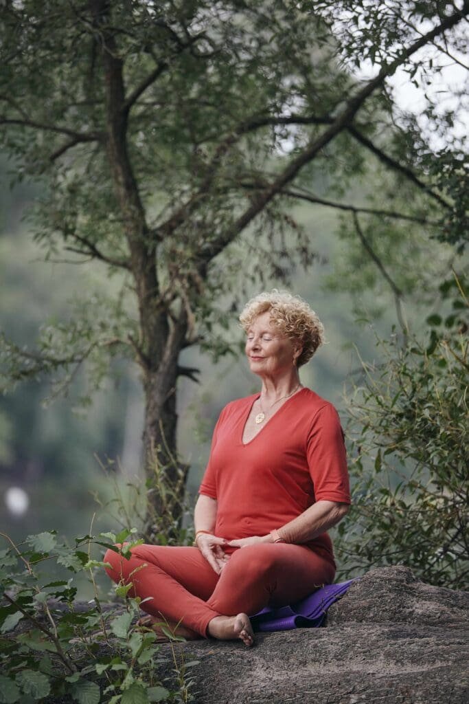 Anna Trökes, Yogalehrerin, Meditation, Wald, Fotocredit: Nela König
