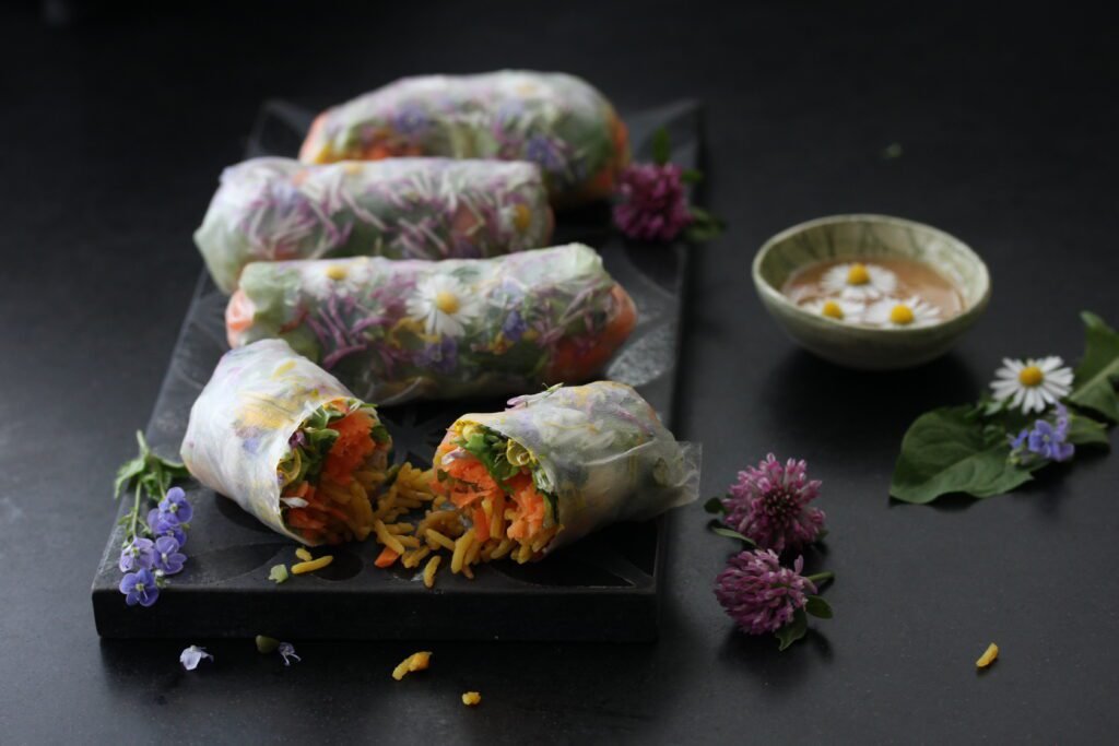 Blütenrollen mit Mandeldip, Ayurveda und Wildkräuter