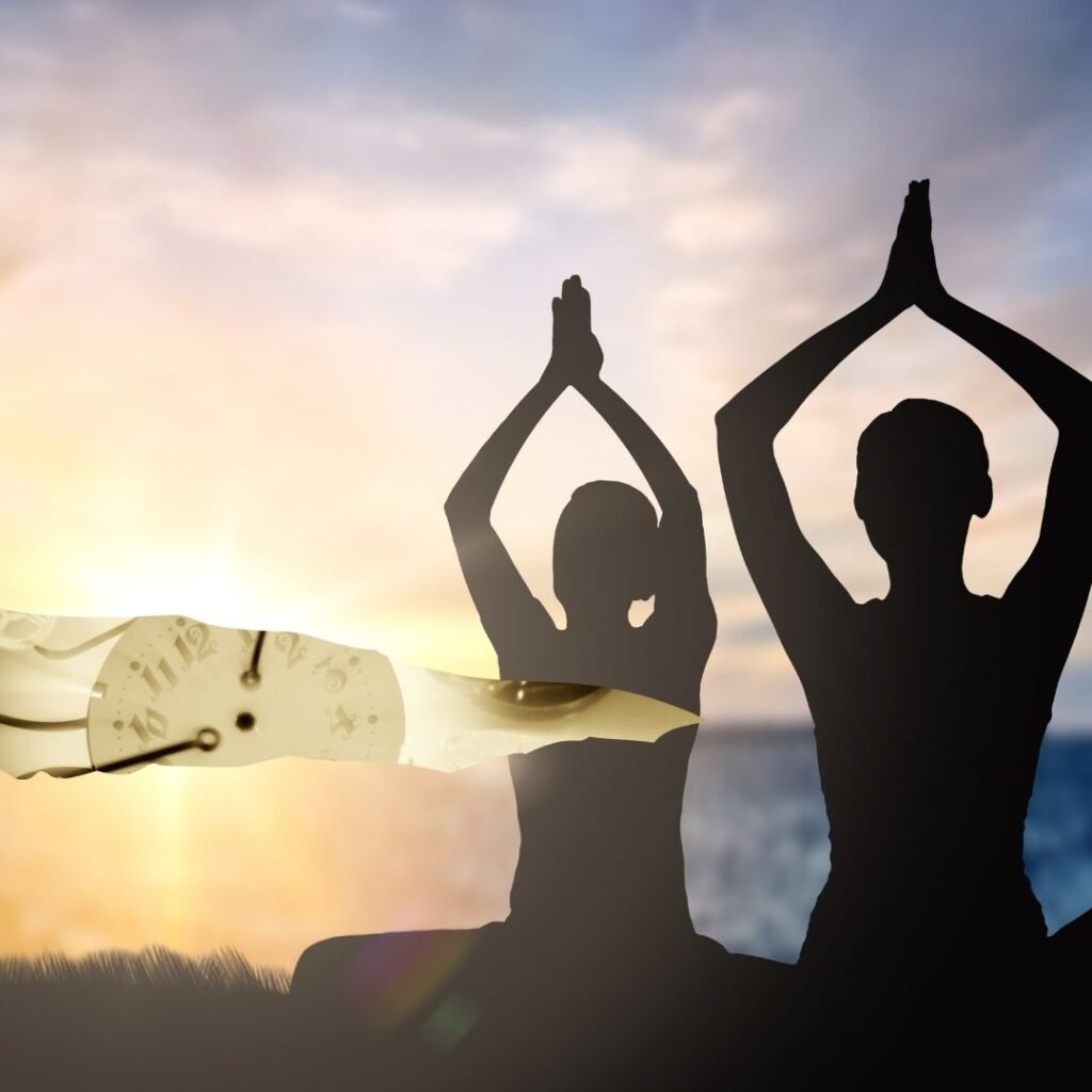 Uhr, Sonnenuntergang, zwei Menschen meditieren am See, Zeit in der Asana-Praxis Symbolbild