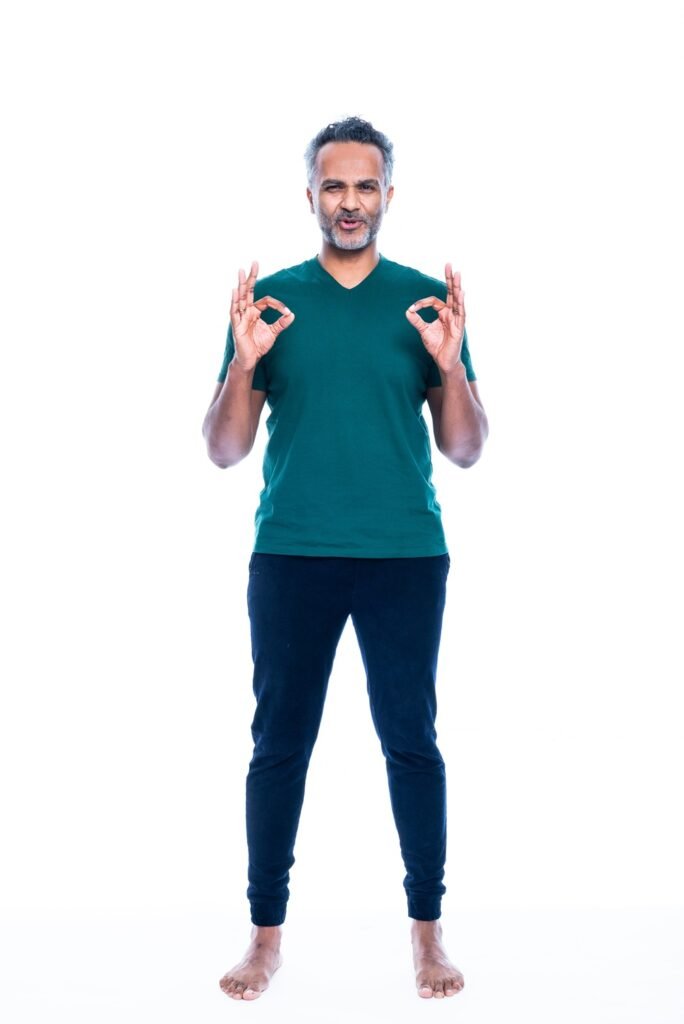 Kunal Joseph macht Okay Geste mit Händen