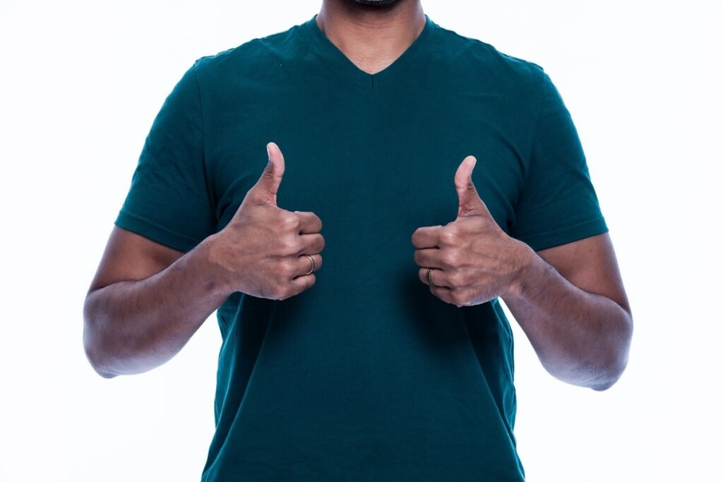 Kunal Joseph macht Daumen hoch
