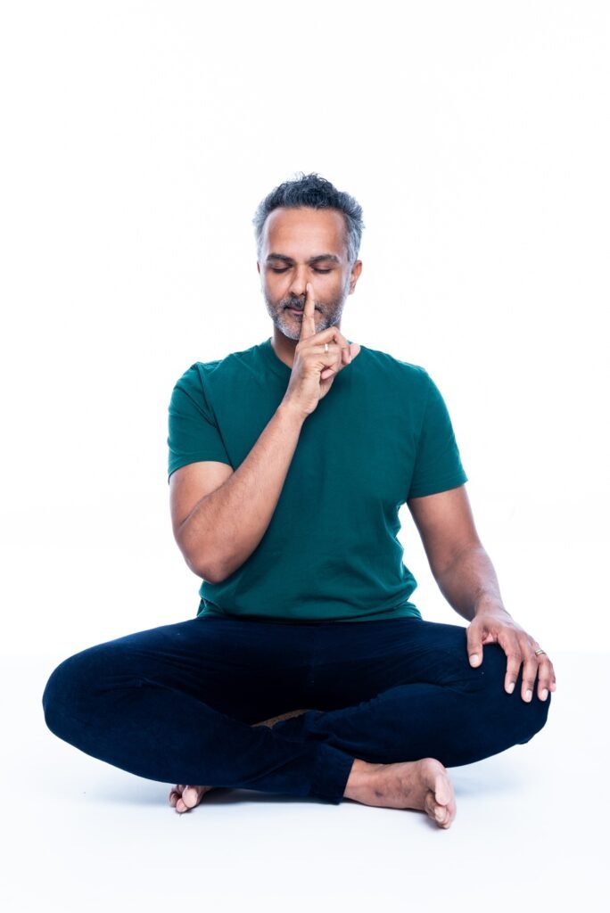 Kunal Joseph Nadi Shodhana Hand an Nase