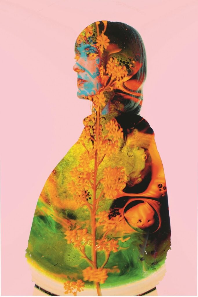 Frau auf rosa Hintergrund, bunte Muster, Symbolbild für das Selbst, Bildcredit: Nick Fancher via Unsplash