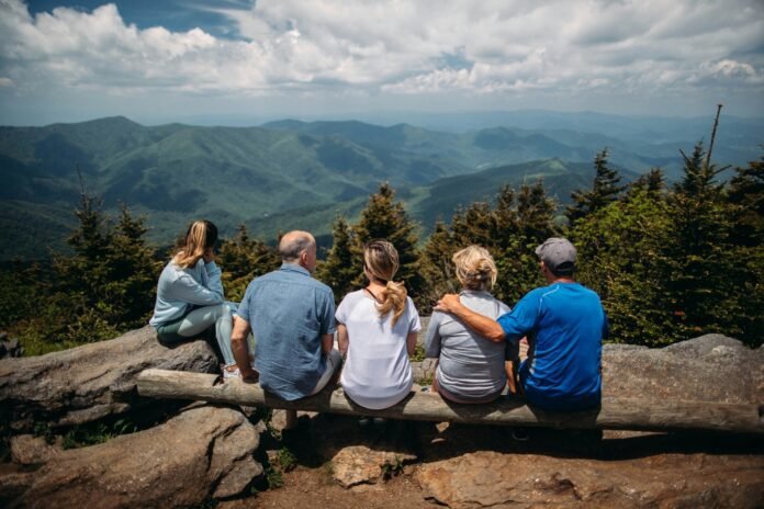 familie-c-roberto-nickson-via-unsplash familie harmonie bergpanorama