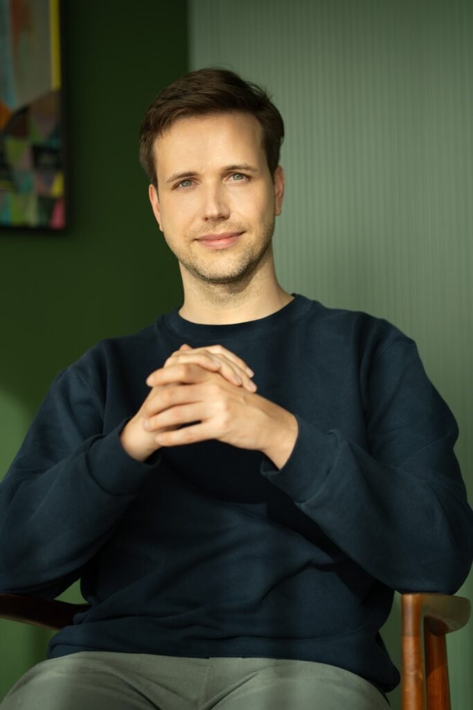 Moritz Ulrich sitzend Hände verschränkt