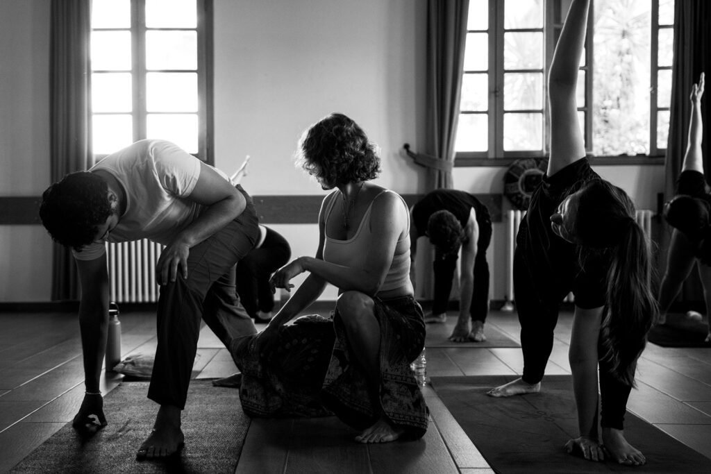 Yogastudio Szene Lehrerin und Schüler
