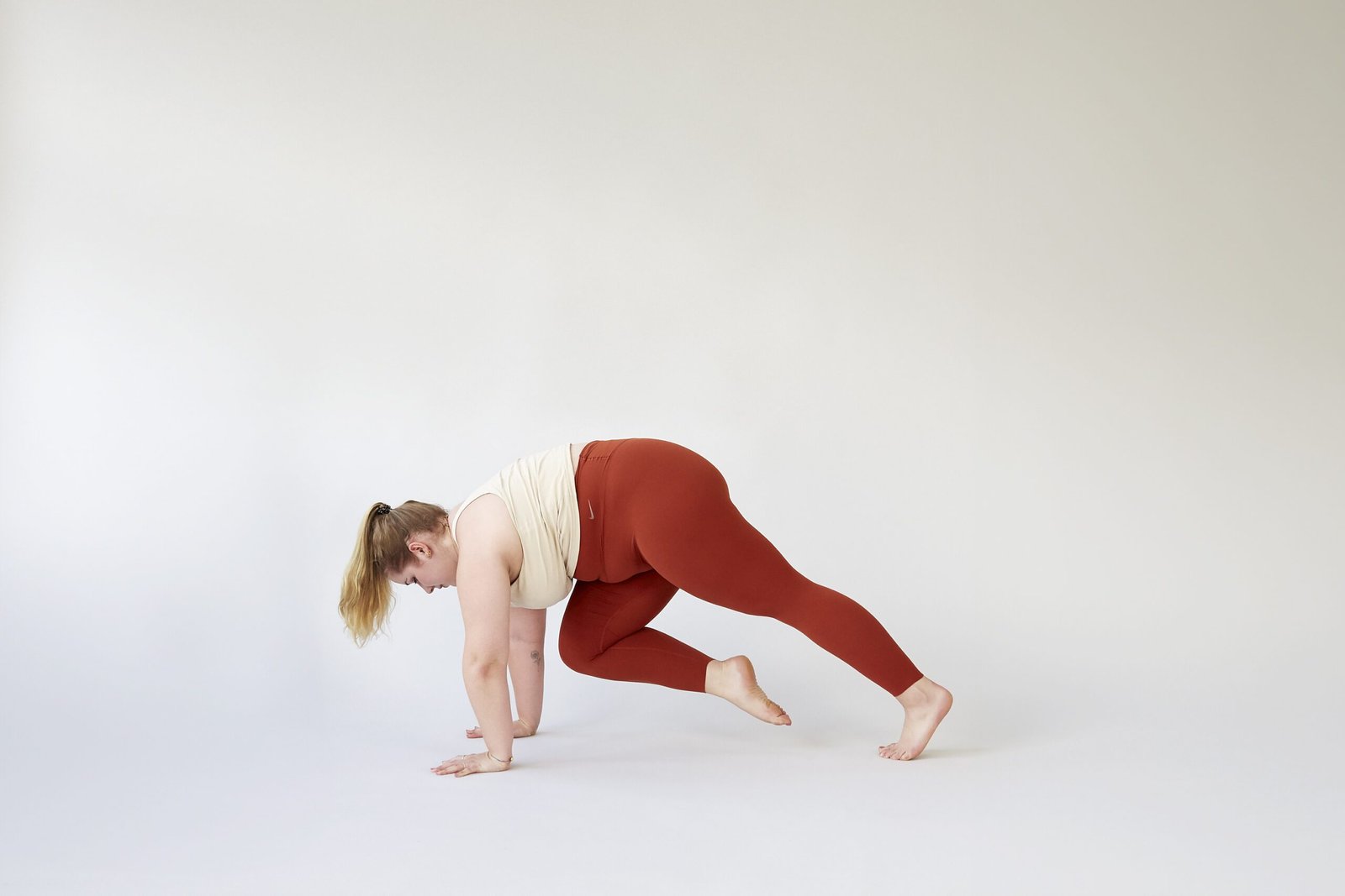 Knie zur Brust, Lena Jungmann, Fotocredits: Lena Fingerle
