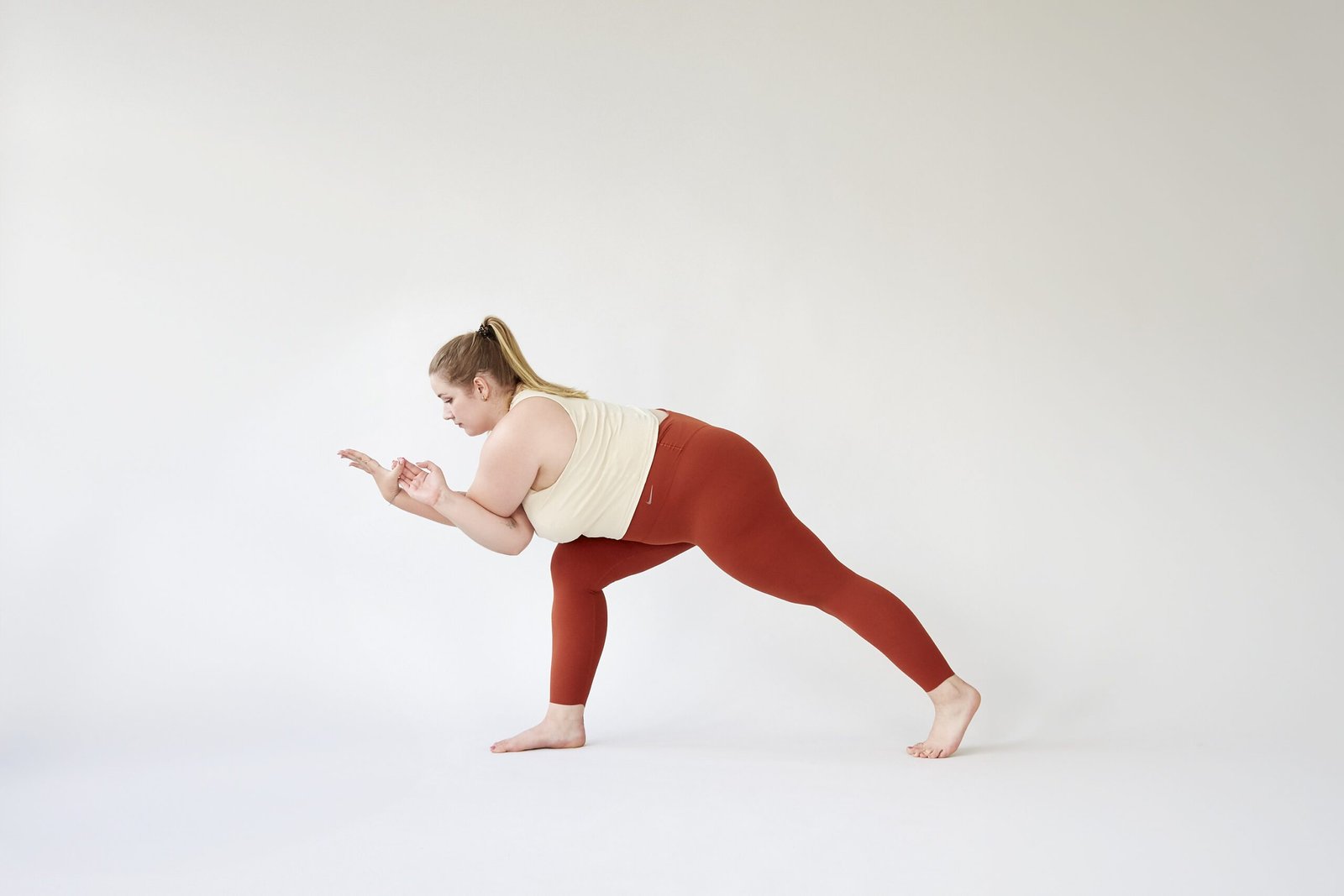 nach vorne gebeugter Ausfallschritt Garudasana, Lena Jungmann, Fotocredits: Lena Fingerle