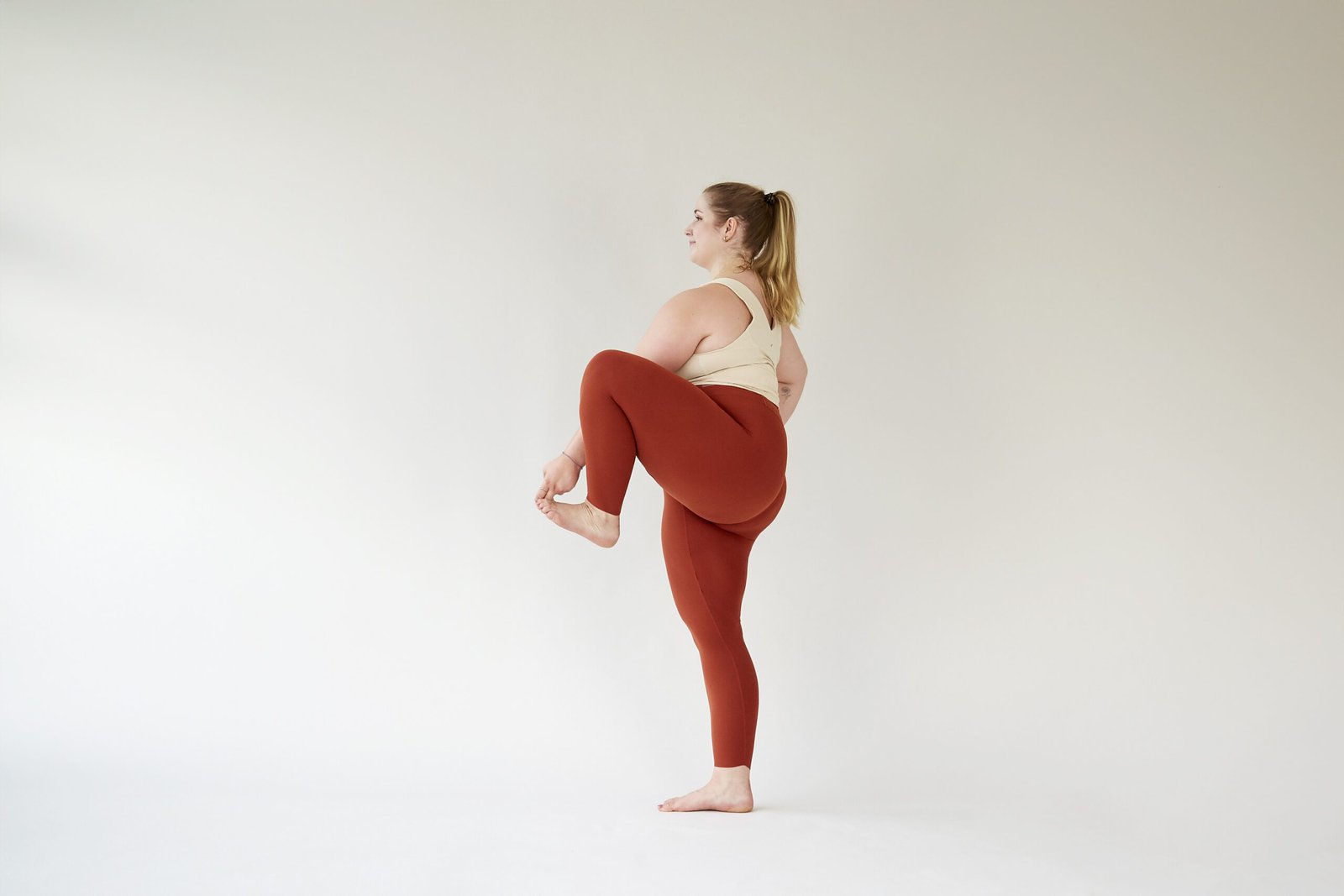 gestreckte Großzehhaltung, Garudasana Flow, Lena Jungmann, Fotocredits: Lena Fingerle