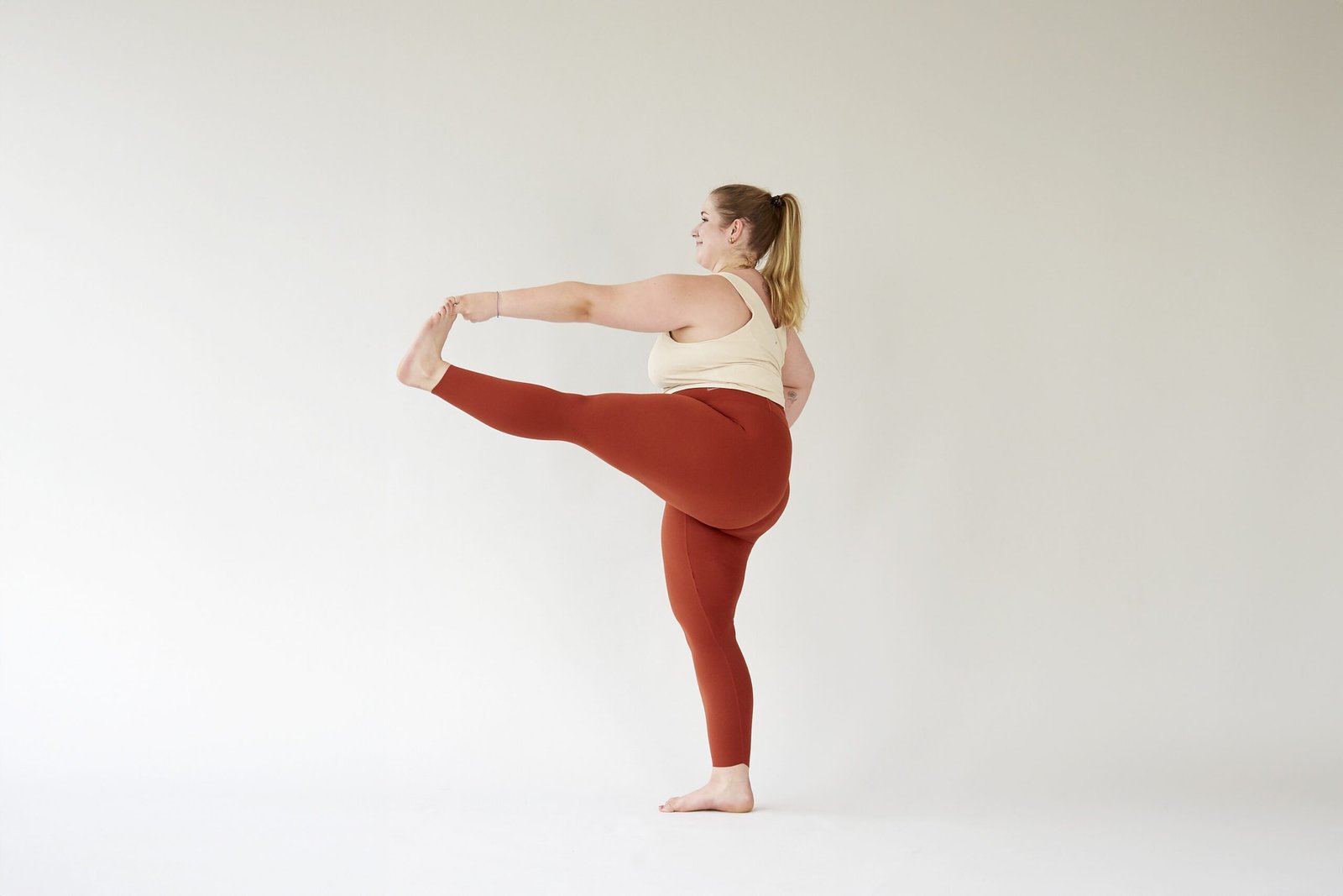 gestreckte Großzehhaltung, Garudasana Flow, Lena Jungmann, Fotocredits: Lena Fingerle