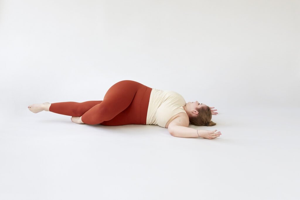 Rückenlage mit gedrehten Beinen, Garudasana Flow, Lena Jungmann, Fotocredits: Lena Fingerle